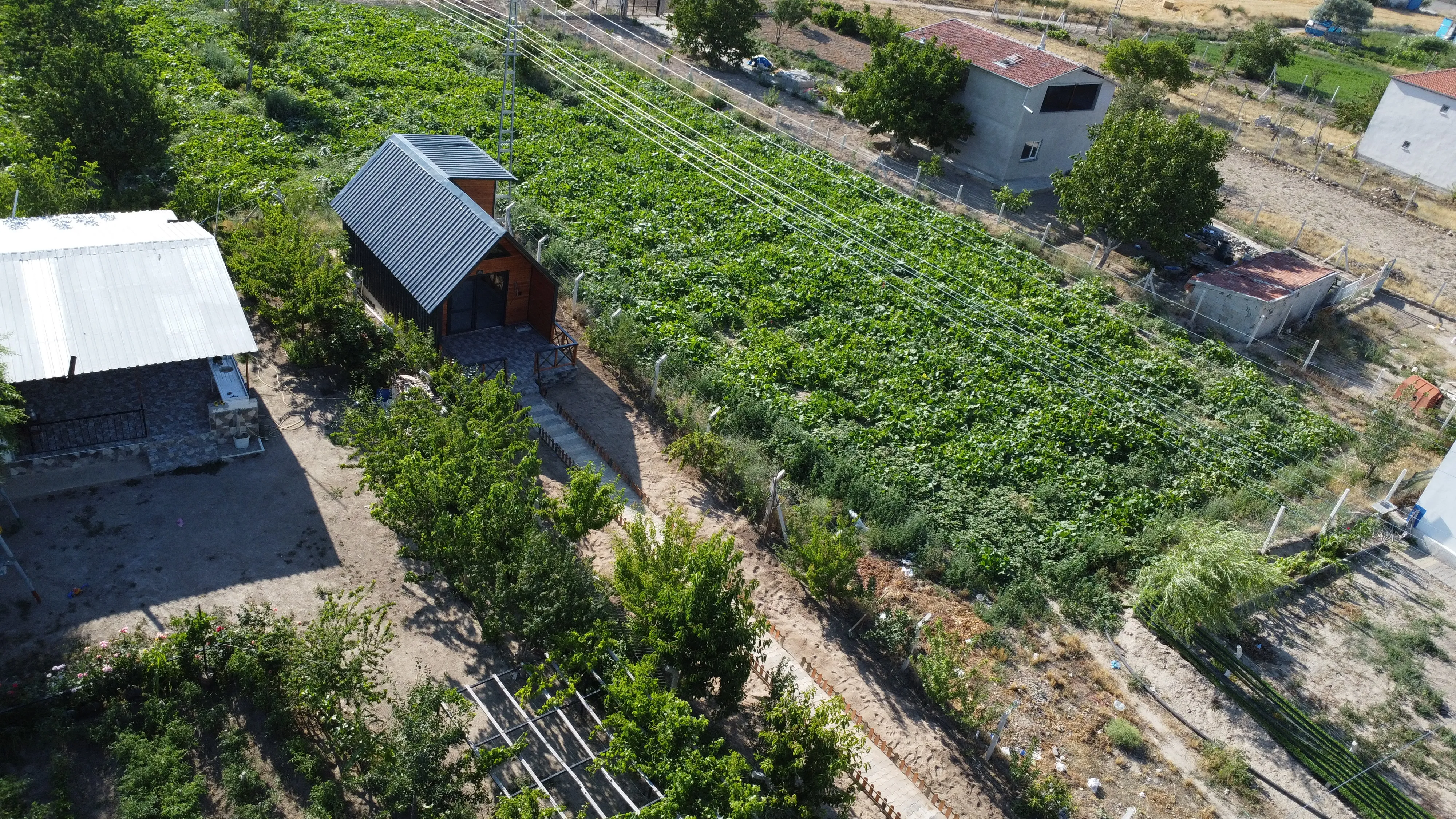 DEVELİ POLAT GAYRİMENKUL- GÜNEYAŞAĞI MAH. İÇERİSİNDE BUNGALOV EVİ YAPILI SATILIK HOBİ BAHÇESİ