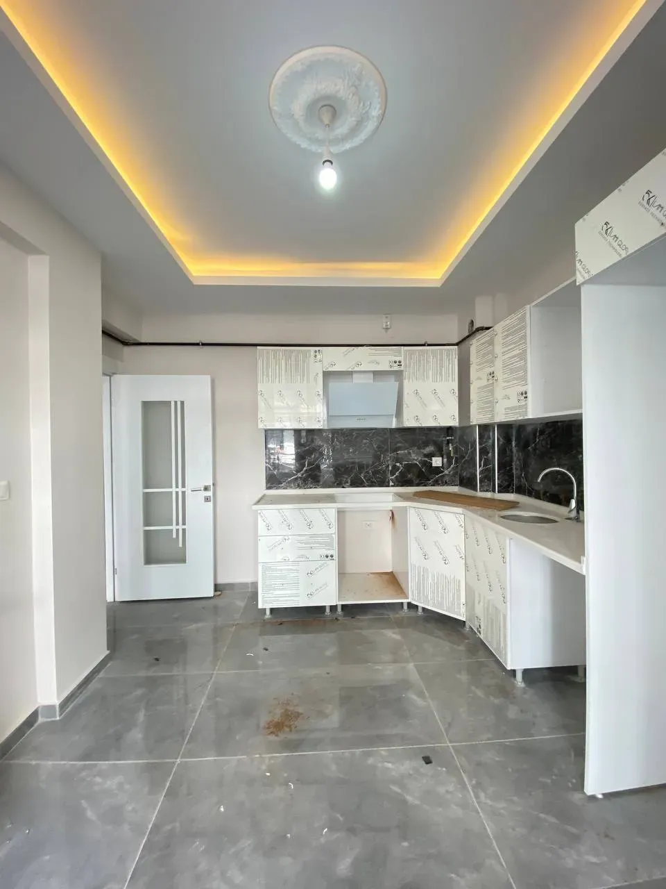 DEVELİ POLAT GAYRİMENKUL-TEKİR CADDESİNDE KİRALIK LÜX DAİRE